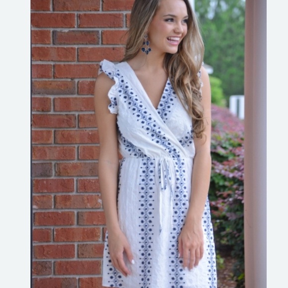 NWOT Everly cotton embroidered dress - Picture 2 of 7